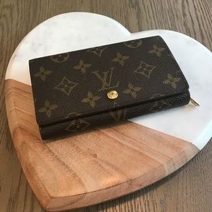 Authentic Louis Vuitton  Wallet. This is a beautiful wallet. Color is great!🥰